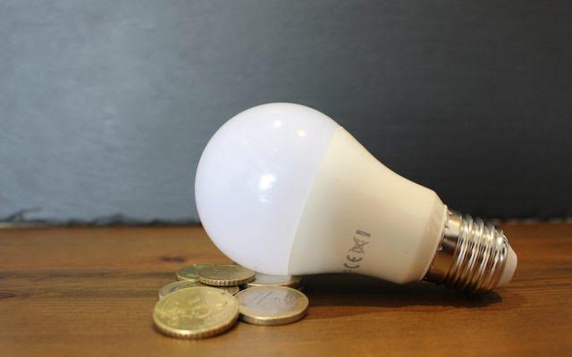Rabla pentru becuri și întreruperea iluminatului de noapte la clădirile publice, măsuri discutate la guvern pentru a trece iarna și criza prețurilor