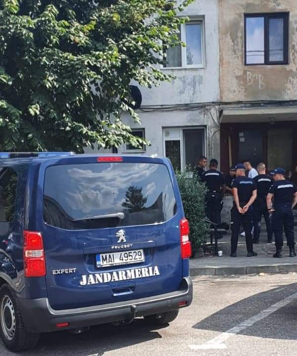 Prinși jucând “poker” în fața liceului! Ce sancțiuni au primit trei elevi care jucau cărți pe bani