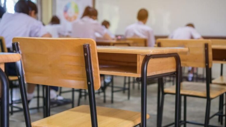 Doi liceeni au fost condamnați după ce au legat un coleg de scaun și l-au machiat cu forța. Aceștia sunt verificați zilnic de autorități