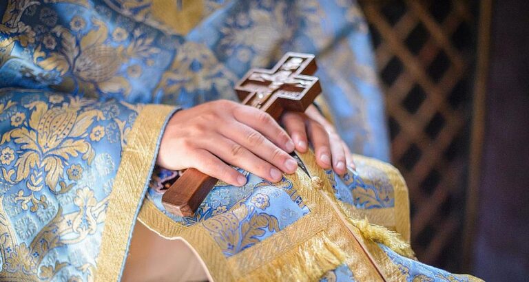 Biserica schimbă regulile Spovedaniei după cazul preotului Visarion Alexa, acuzat de agresiune sexuală