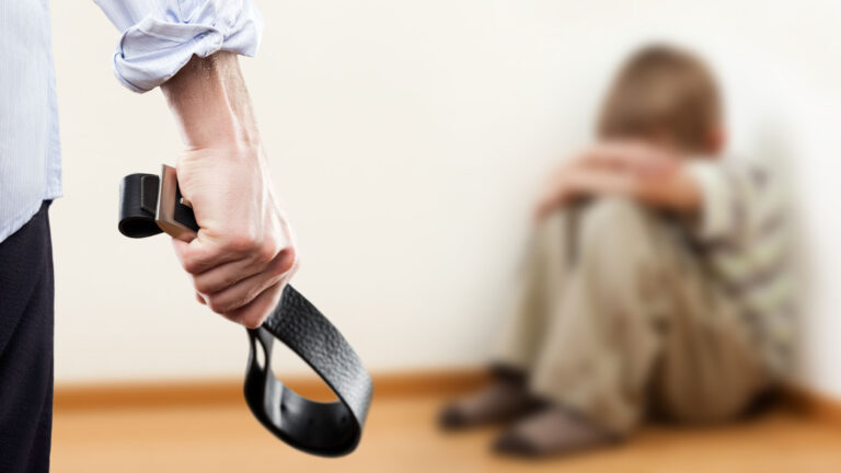 Momente de coșmar trăite de un copil de 13 ani! Bătut și înfometat de tatăl său, care s-a ales cu o brățară electronică din partea autorităților