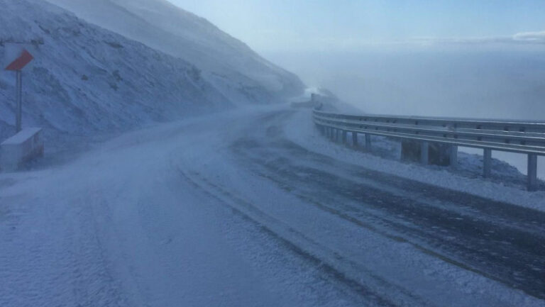 Transalpina a fost închisă din cauza viscolului! Când ar putea fi reluată circulația rutieră pe cea mai înaltă șosea din România