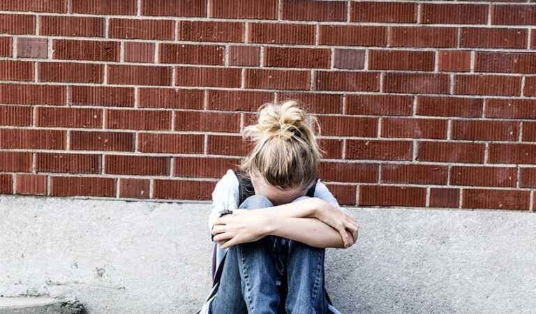 Alarmant! Aproape 10.000 de acte de violență în școlile din România. Ministerul Educației lansează campania ”#Nusunteţisinguri”