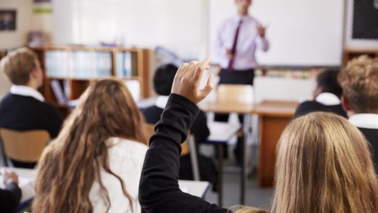 Ministerul Educației dezaprobă practica unor școli de a trece la ”orarul de iarnă”