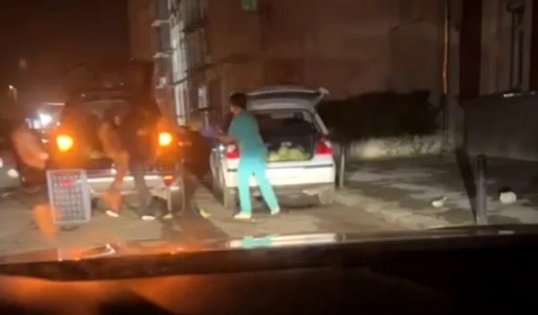 Infirmieră a unui spital, filmată în timp în timp ce își umple mașina cu varză, în timpul programului. Conducerea unității medicale a deschis o anchetă