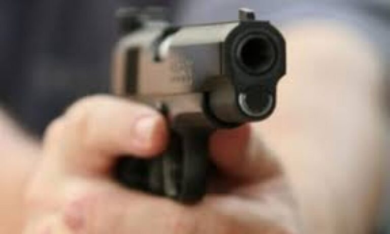 Fiul unui cunoscut procuror s-a împușcat în cap cu arma tatălui său. Tânărul avea doar 31 de ani și era tatăl unui copil