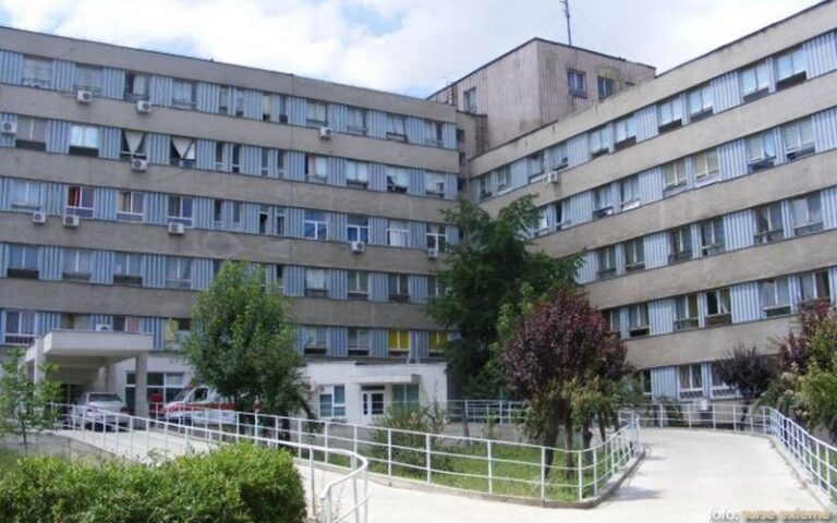 Bătrân de 85 de ani, la un pas de moarte!  S-a aruncat în gol de la etajul 2 al spitalului din Drobeta