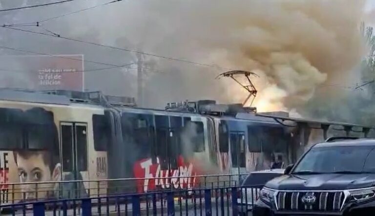 Tramvai în flăcări în Capitală! S-a intervenit cu trei autospeciale de stingere