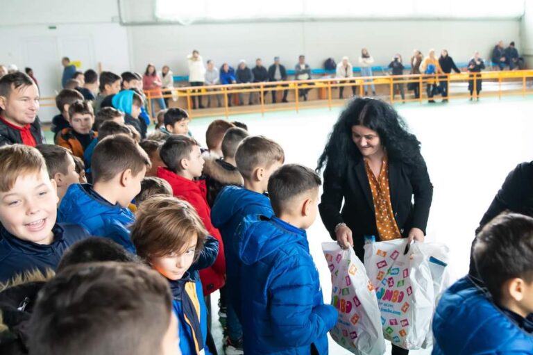 Cadouri de Moș Crăciun pentru juniorii clubului Urban Titu și micuții Centrului de îngrijire de zi