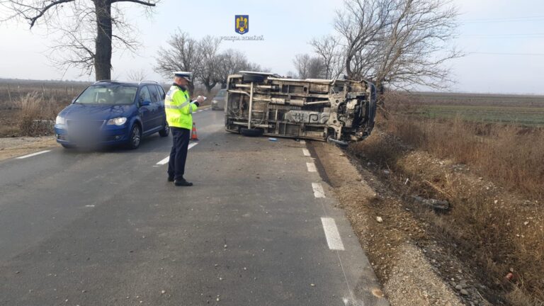 Mașină răsturnată în Dâmbovița! O persoană a fost rănită