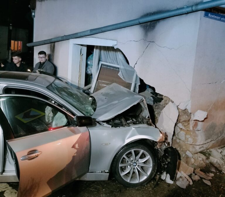 La un pas de moarte în Ajunul Crăciunului! Doi tineri au scăpat ca prin minune după ce s-au înfipt cu BMW-ul în zidul unei case