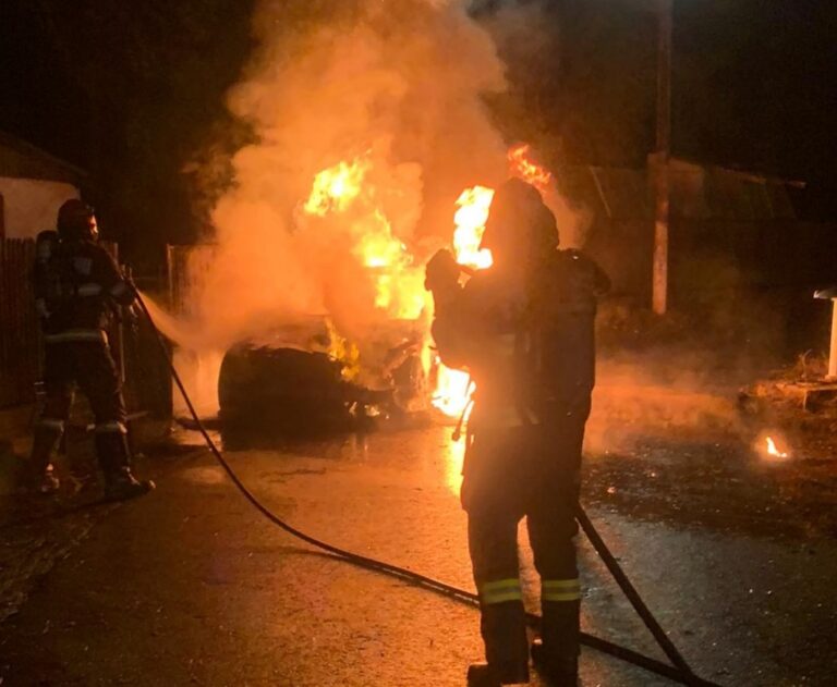 Momente de panică într-o gospodărie din Dâmbovița! Mașina aflată în curte a ars că o torță