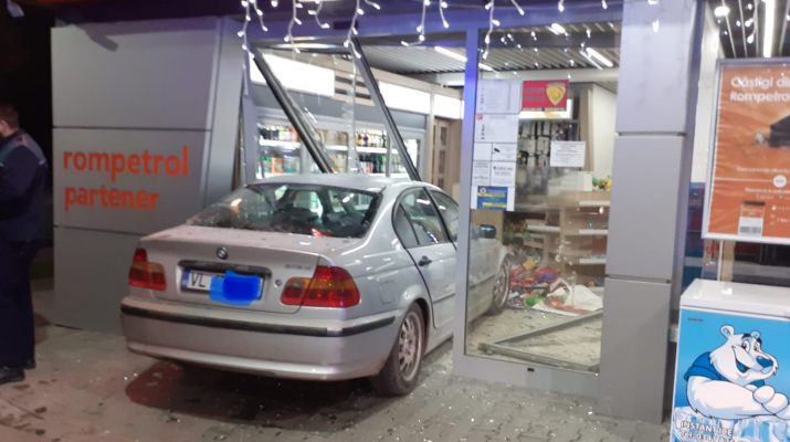 A încurcat frâna cu accelerația! Un șofer beat criță a intrat cu mașina direct în PECO! O angajată a făcut atac de panică