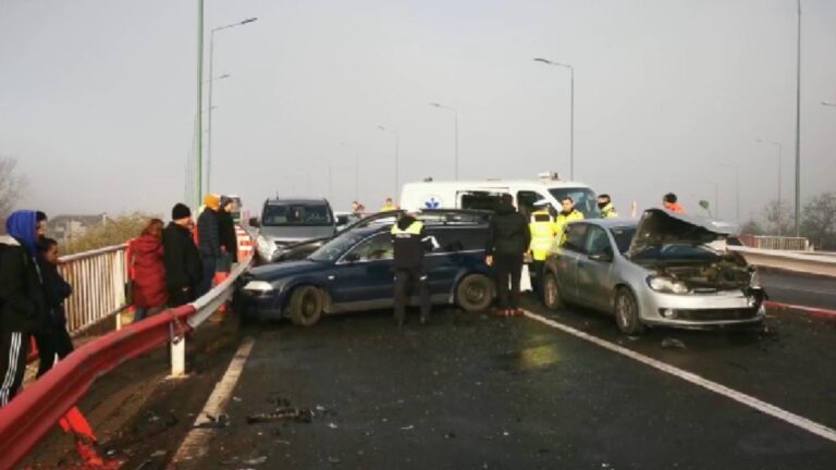 Carambol uriaș pe DN 1, la iesirea din Brașov spre Predeal! 17 mașini, inclusiv o ambulanță, au fost implicate