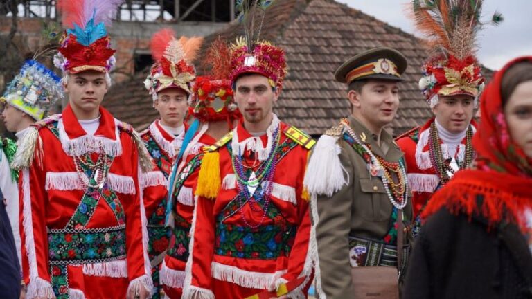 Festivalul colindelor la Moroeni. Ansambluri folclorice din toată țara au venit cu cele mai frumoase cântece și obiceiuri de iarnă