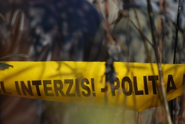 A ajuns la spital în stare critică după ce a fost bătută cu bestialitate de soț! Bărbatul agresor a fost găsit pe câmp spânzurat