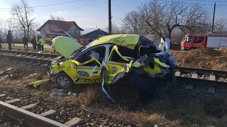 Taxi spulberat de tren! Șoferul implicat în accident era beat criță. Ce alcoolemie a prezentat