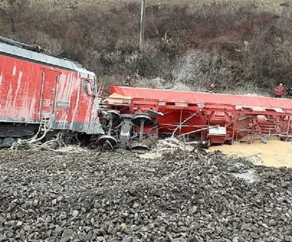 Ciocnire violentă între două trenuri care transportau cereale! O locomotivă și patru vagoane au deraiat