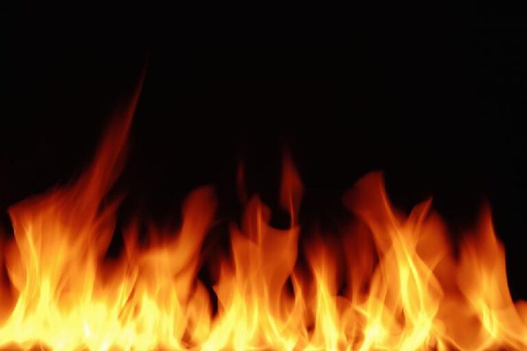 Adolescentă de 16 ani, moartă în chinuri groaznice după ce și-a dat foc! A fost găsită parțial carbonizată