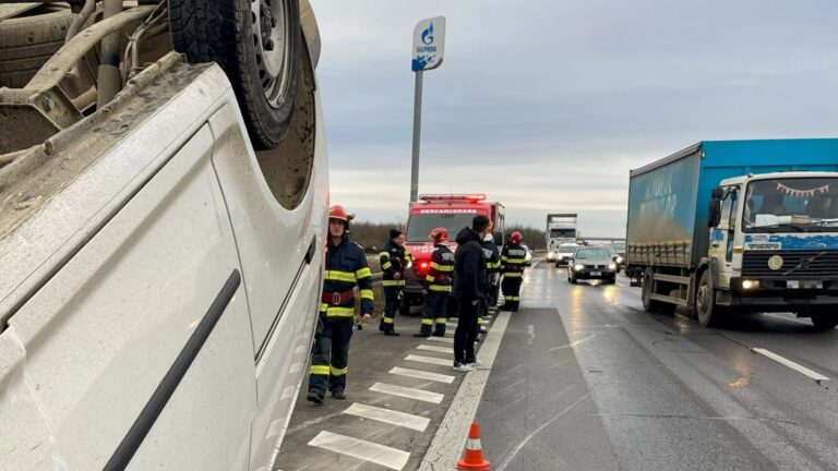 Dâmbovița: La un pas de tragedie! Autoutilitară răsturnată pe Autostrada A1, după impactul cu un microbuz, în care se aflau mai multe persoane