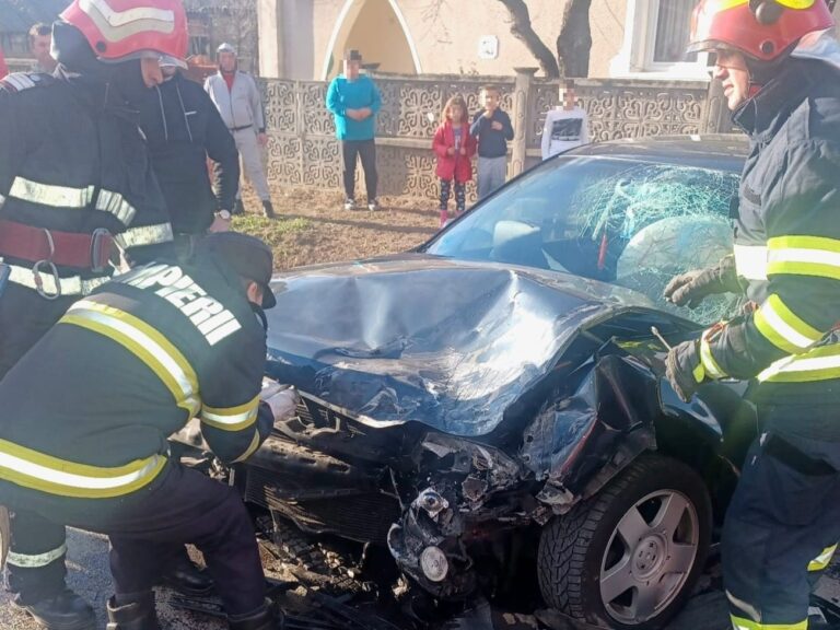 Accident grav pe Valea Dâmboviței! O persoană a fost rănită după o ciocnire violentă între două mașini