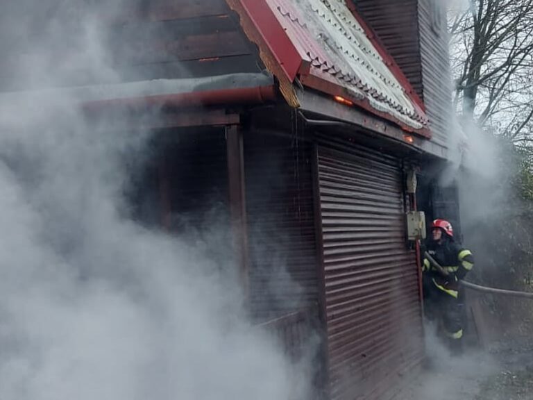 Dramă pentru o familie din Dâmbovița! Un incendiu puternic le-a distrus casa