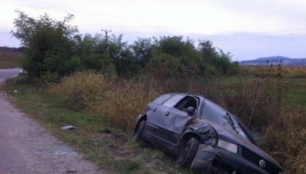 Dâmbovița: A “aterizat” cu mașina în șanț! Trei persoane au fost rănite