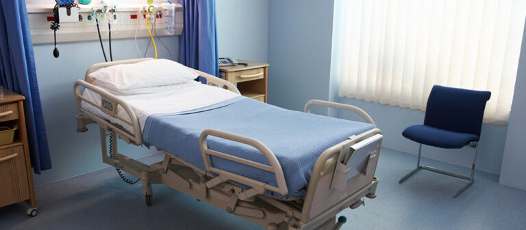 Gest șocant! Un bătrân de 80 de ani a murit după ce s-a aruncat de la etajul 2 al unui spital