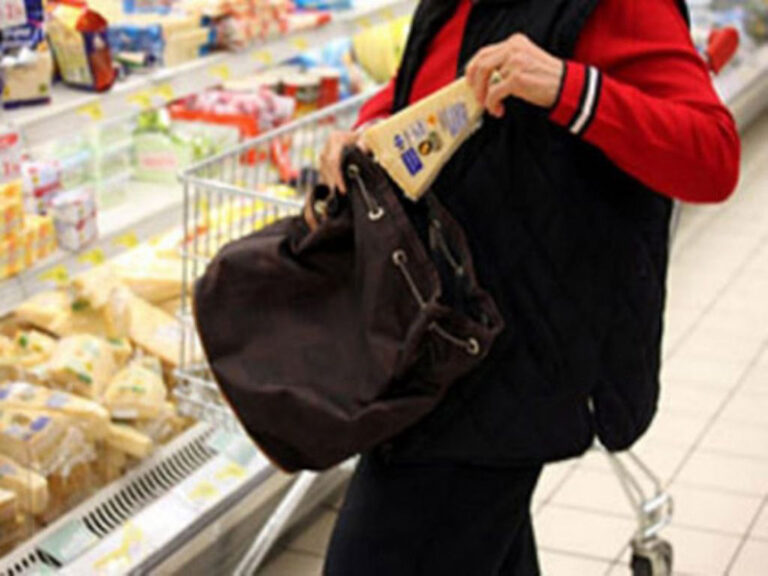 Directoare de liceu, prinsă la furat într-un supermarket! Femeii i s-a interzis de către conducere accesul în magazin