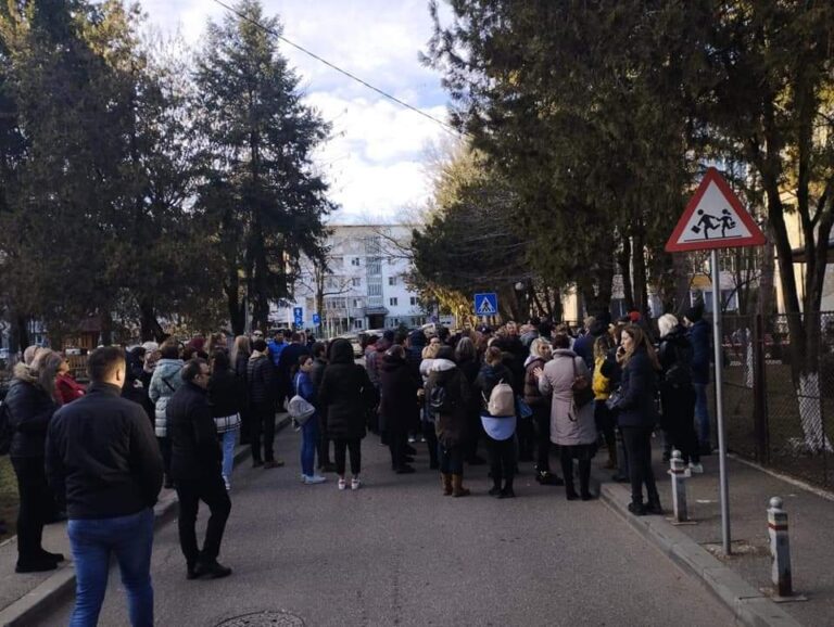 Scandalul de la Școala ”Coresi”, „rezolvat” cu un nou transfer pentru elevul de clasa a III-a acuzat de agresivitate. La cererea părinților, băiatul a fost mutat la Școala Răzvad – Valea Voievozilor