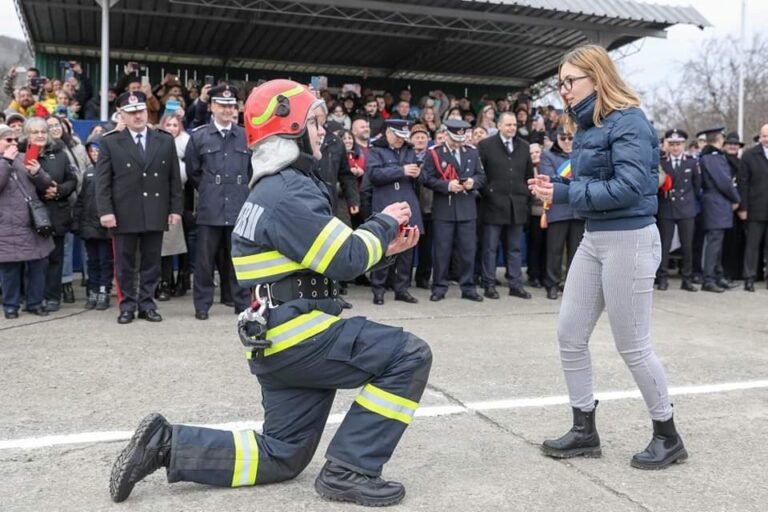 Surpriză de proporții pentru două tinere! Au fost cerute în căsătorie de iubiții pompieri la depunerea jurământului militar