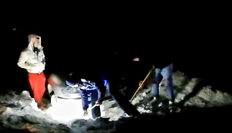 Patru turiști înzăpeziți cu mașina în Bucegi, salvați de jandarmii montani!