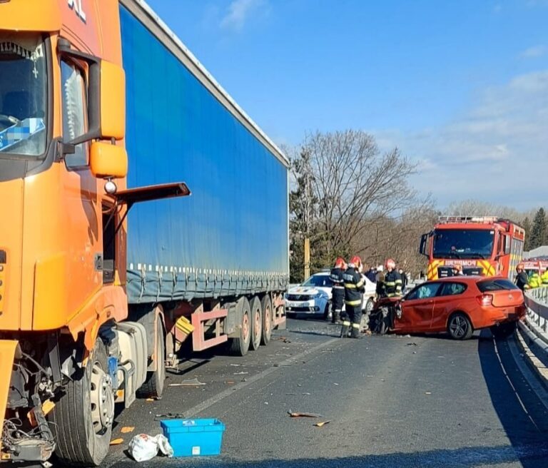 Ciocnire violentă între un TIR și un autoturism, în Dâmbovița!  O persoană a fost rănită