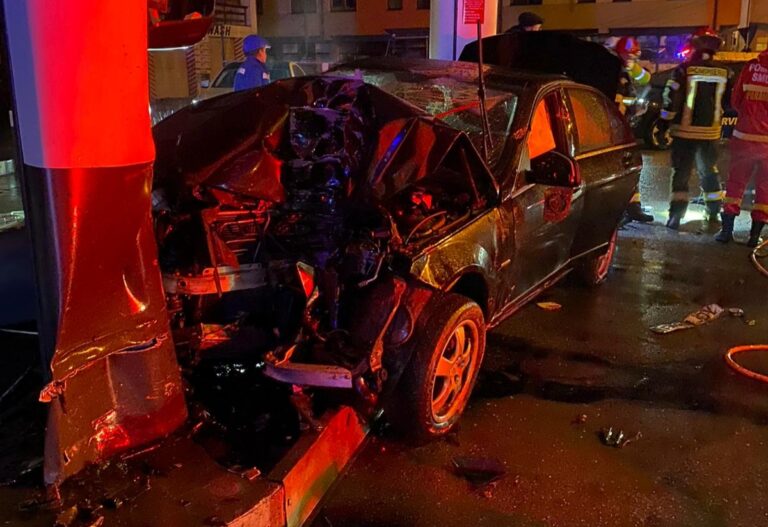 O șoferiță beată s-a înfipt cu mașina într-o stație PECO! Două persoane au scăpat cu viață, iar autoturismul s-a transformat într-un morman de fiare