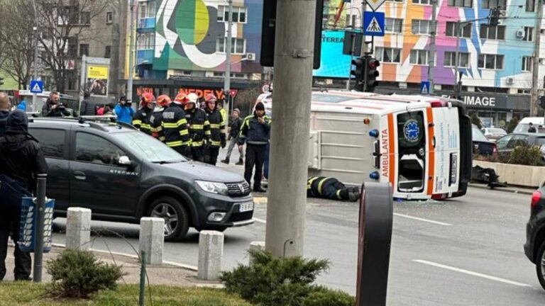 Momente de coșmar! O ambulanță care transporta o copilă de 17 ani, răsturnată în urma unui impact violent