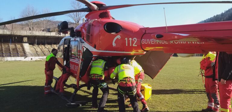 A supraviețuit după ce a rămas o noapte întreagă pe munte, în zăpadă, în pantaloni scurți și într-o bluză de vară. Transportat cu elicopterul la spital