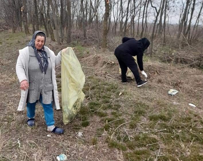 Asistații sociali, scoși la muncă în comuna Crângurile! Au făcut curățenie străzile din localitate