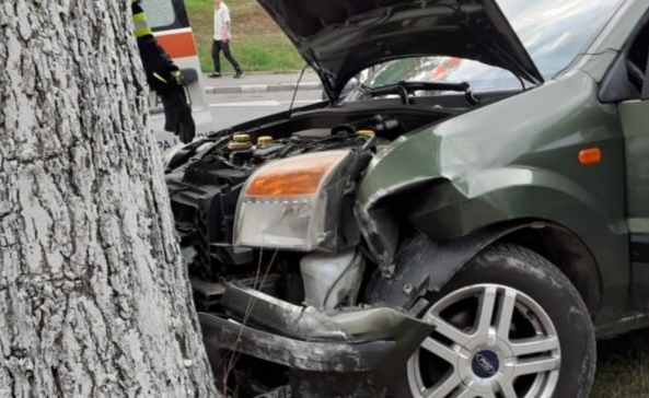 S-a înfipt cu mașina într-un copac, în Dâmbovița! Șoferul și alți doi adolescenți au fost răniți în urma accidentului violent