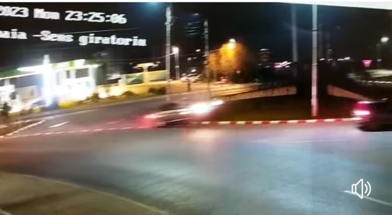 Inconștiență la volan! Un șofer beat a pierdut controlul direcției de deplasare și s-a urcat cu mașina pe rondul unui sens giratoriu, la Târgoviște