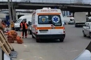 Ambulanțier surprins cu autospeciala la cumpărături! Angajatul SAJ a pus un sac cu cartofi chiar pe locul unde sunt așezați pacienții suferinzi