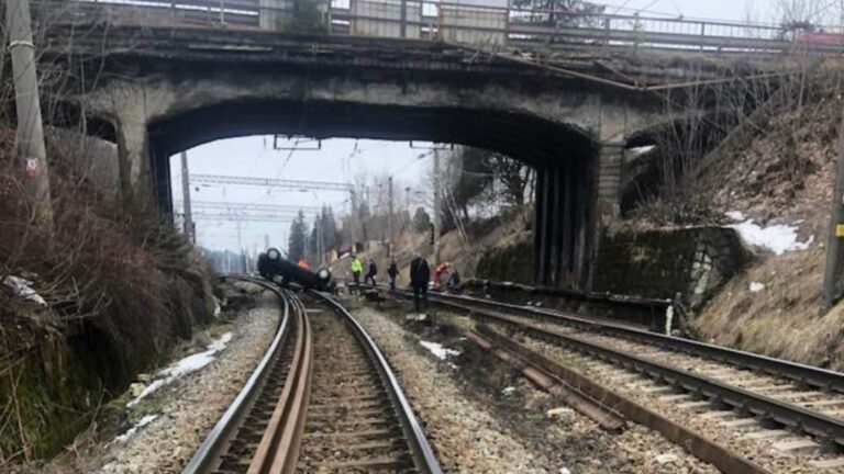 A scăpat ca prin minune! Un tânăr șofer a sărit cu mașina de pe un pod direct pe linia de tren