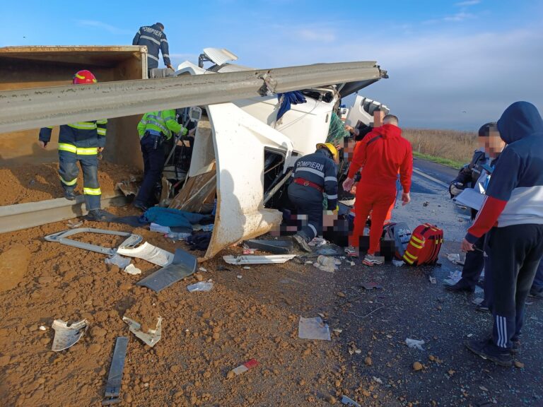 Dâmbovița: Accident violent pe Autostrada A1!  Autobasculantă cu pietriș răsturnată. O victimă în stare gravă