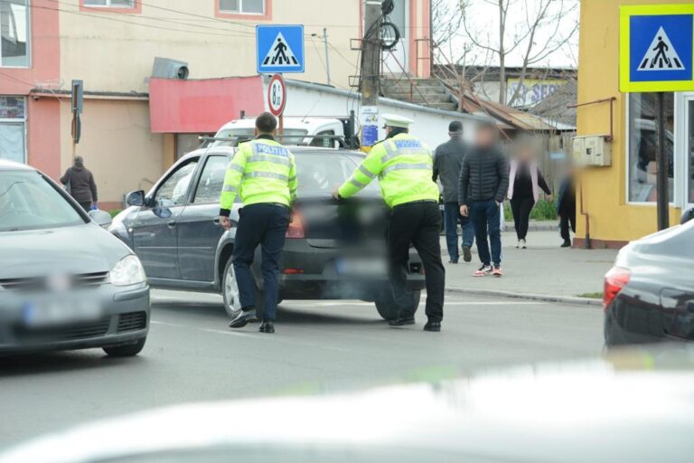 În slujba cetățeanului! Polițiștii din Găești au sărit în ajutorul unui șofer lăsat “la greu” de mașină