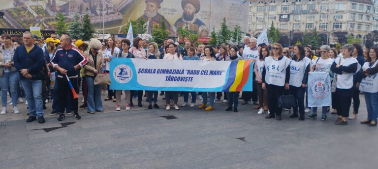 Profesorii  din Dâmbovița au ieșit la protest! Au luat cu asalt Piața „Tricolorului” din Târgoviște. „Vrem să trăim și noi decent”