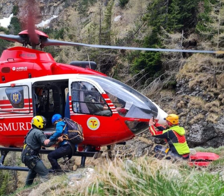 Doi soți evacuați cu elicopterul din Munții Bucegi, după ce au căzut într-o râpă. Totul s-a petrecut sub privirile fiului lor