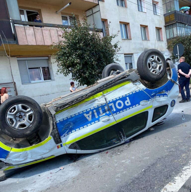O mașină de poliție a ajuns cu roțile în sus în urma unui accident violent! Cea care a provocat accidentul are doar 23 de ani