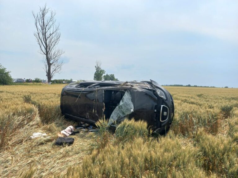 O femeie a rămas fără o mână, iar o fetiță de 12 ani este în comă, după coliziunea teribilă dintre trei mașini