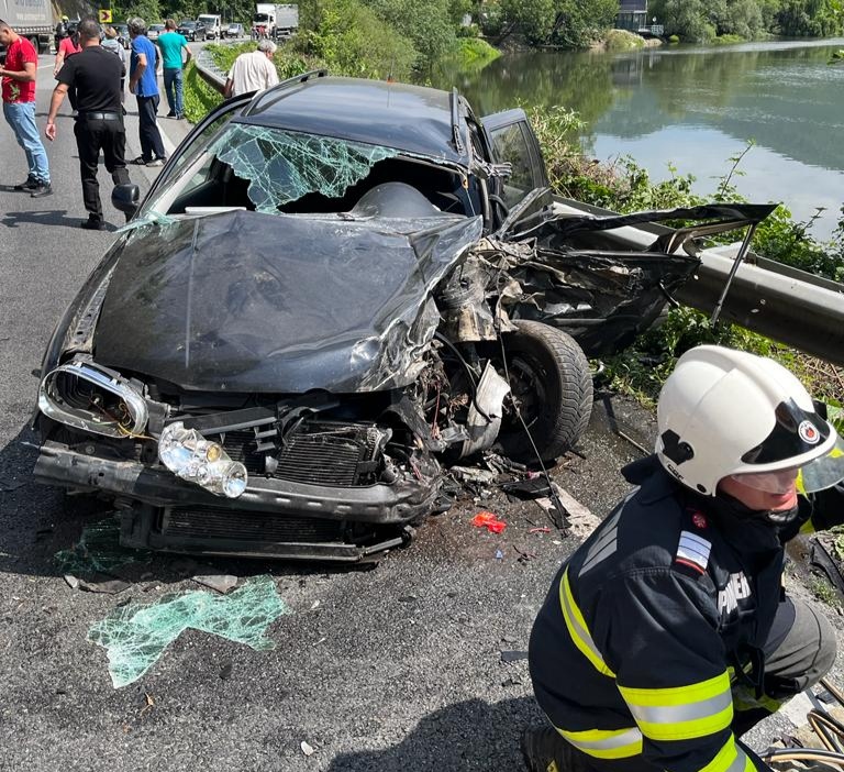 A murit într-un accident înfiorător! Un șofer de 52 de ani și-a pierdut viața după ce a intrat cu autoturismul într-un camion