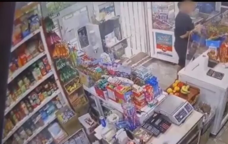 A furat bani dintr-un magazin și i-a pierdut pe toți la păcănele! Cum a fost prins hoțul