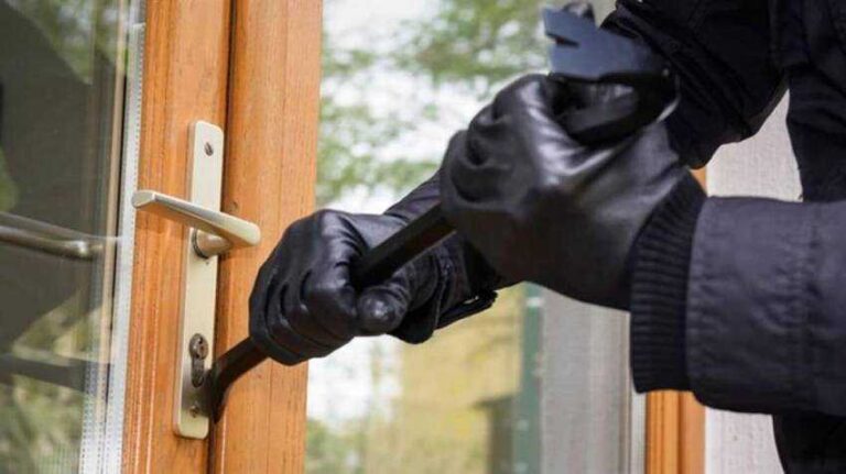 Înarmați cu răngi și acoperiți cu cagule, trei bărbați au încercat să jefuiască o mănăstire! Hoții au fost prinși în flagrant de măicuțe în miez de noapte